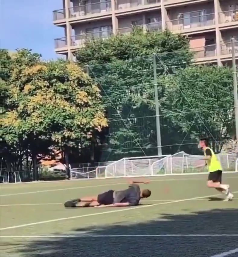 ?这谁顶得住？2m21的文班尝试倒挂金钩射门失败 摔了个屁股墩